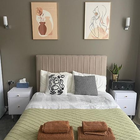 Modern Huge Double Room With Private Bathroom In Colindale Edgware Bagian luar foto