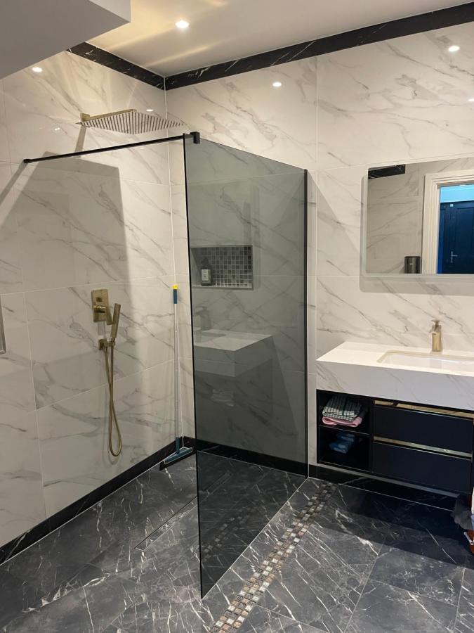 Modern Huge Double Room With Private Bathroom In Colindale Edgware Bagian luar foto