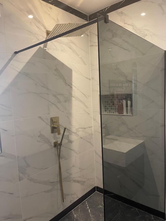Modern Huge Double Room With Private Bathroom In Colindale Edgware Bagian luar foto