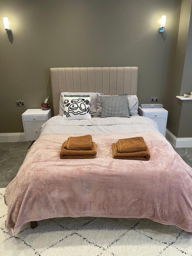 Modern Huge Double Room With Private Bathroom In Colindale Edgware Bagian luar foto