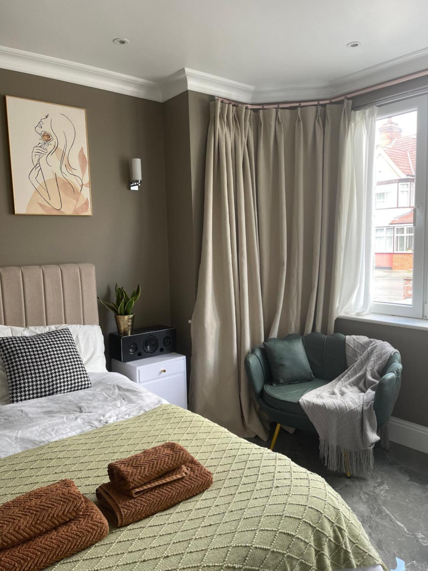 Modern Huge Double Room With Private Bathroom In Colindale Edgware Bagian luar foto